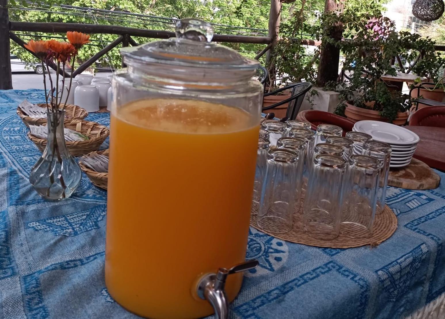 Mio Tulum Hotel Boutique Bagian luar foto A glass dispenser of freshly squeezed orange juice